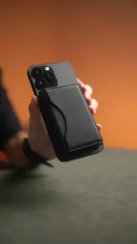 magsafe wallet na leather. Sobrang slim lang nito sa iphone 😎 #wallet #magsafe #leather #iphone 