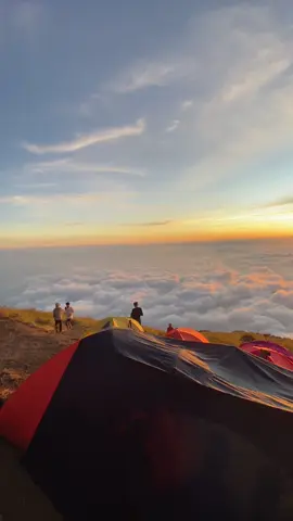 Kalo ada yg nanya Sunset tercantik di gunung,ku jawab dengan kesadaran penuh #sumbing via gajah mungkur#pendakiindonesia #pendakigunung #sumbingviagajahmungkur 