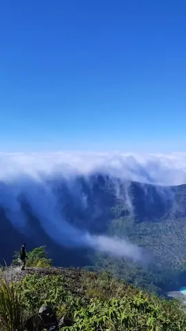 katanya hanya orang beruntung yang bisa liat lautan awan di gunung kelud, alhamdulillah dikasih view yang seindah ini pas lagi cerah