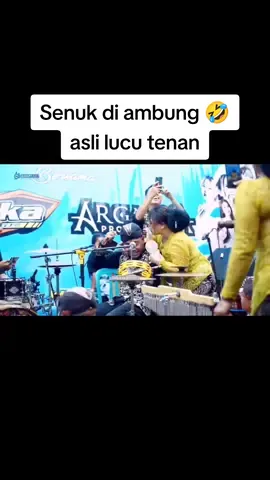 Senuk di ambung 🤣🤣 menang banyak wes.. #arseka #arsekamusik #arsekamusic #fyp #fypシ゚viral #sragen #sragenhitz #sragen24jam #campursarisragenan #campursari @ARSEKA OFFICIAL REAL KONTEN @ARSEKA official 