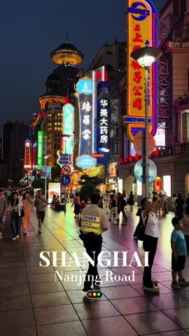 🇨🇳 Shanghai 📍 Nanjing Road by Night 🚥✨ Passion néons & enseignes lumineuses, pas vous ?! 🌈 Abonne-toi pour découvrir mes prochains coups de coeur en Chine 🇨🇳 #neonlights #chine #shanghai #voyage #street #pourtoi