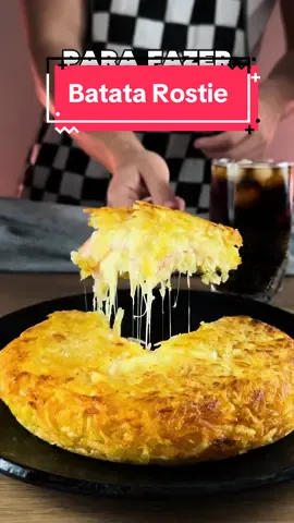 NUNCA MAIS ERRE BATATA ROSTIE!!! 😋 #receitasimples  #receitasfaceis  #receitacaseira  #receitafácil #receitarapida  • • • • ⚠️(Ingredientes)⚠️ -3 batatas Asterix médias -500ml de água -q/b sal e pimenta do reino -150g queijo mussarela -100g de calabresa picada ou presunto -80ml de azeite 