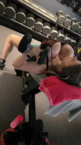 Getting into positon 💪 #benchpress #inclinebenchpress #dumbbellworkout #chestworkout #chestpress 