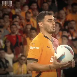 geldiğinden beri 3 senede orta saha,sağ bek,sol bek,stoper de oynadı her maç ayrı bir resital izletti ligin ve takımın en iyisidir baba. #kaanayhan #fyp #galatasaray 
