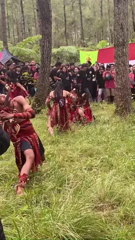 🔥🔥🔥@chiakalalochy @alfndastrielsbthpioh_  #adatminahasa #kabasaranminahasa #cakaleleminahasa #manado #upacarabendera #pendakiindonesia #gunungsoputan #gunungsoputan #pendaki #fypシ゚viral #fyp #fyp 