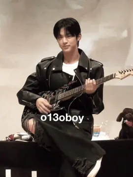 when he's a guitarist >> #dohoon #tws 