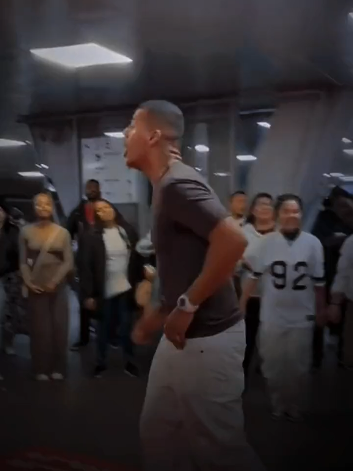 A presença de Deus desceu nesse aeroporto! CONFIRA! ❤️‍🔥 Compartilhe! . Siga ⤵️ Edit: @sementedoreinooficial Por: @aviva.lisbon . . #jesus #lyrics #cristão #edit #gospel #cover #adoracao #louvor #jovenscristãos #aeroporto