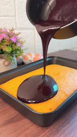 Quer aprender a fazer um bolo de cenoura macio, fofinho e com calda casquinha de chocolate? 🍫 Chega de bolo de cenoura estranho! Então já me segue @mahperezzz e pega todas as dicas no vídeo e aqui na legenda! Vamos lá? Receita massa: -Meia xícara de óleo (120ml) -2 cenouras médias (cerca de 350g) -3 ovos -2 xícaras de açúcar (360g) -2 xícaras de farinha de trigo (270g) -1 colher de sopa de fermento quimico Calda: -1 xícara de açúcar (180g) -1 xícara de chocolate em pó 50% (160g) -4 colheres de sopa bem cheias de leite integral  -2 colheres de sopa de manteiga sem sal Forma: 22x28cm Pré aqueça o forno a 180°C. No liquidificador, bata o óleo, a cenoura, os ovos e o açúcar, bata bastante, até ficar uma mistura lisa. Transfira pra uma tigela, e misture a farinha aos poucos e delicadamente. Finalize com o fermento. Unte a assadeira e coloque a massa. Leve ao forno e deixe por cerca de 35min, ou até espetar o palito e ele sair seco. Para a calda, misture os ingredientes até que tudo derreta e comece a ferver. Cozinhe por cerca de 2min, até que engrosse levemente e despeje no bolo. Dicas: Sempre pré aqueça o forno Não fique abrindo o forno Não exagere na cenoura Misture a farinha delicadamente Se atente ao vencimento do fermento Gostaram? 😍