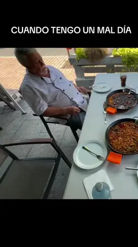 Pensé que iba a tirar la paella Vídeo cedido por @ArrozyDesgracias  #restaurante #paella #humor #viral #parati 