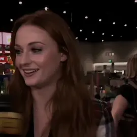 منشنوني على اغاني حلوه اصمم عليها 🫶🏻. #tiktokarab #مشاهدات #foryou #virall #foryoupage #fypシ #fyp #dancewithpubgm #صوفي_تيرنر #sophieturner #tiktoklongs #gameofthrones #صراع_العروش #سانسا_ستارك #sansastark 