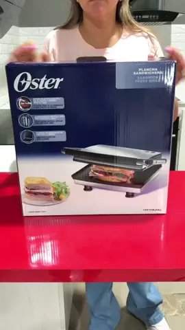 ¡Disfruta de la versatilidsd en uso que te brina la plancha lisa Oster! 😍🥪 No esperes mas y adquiere la tuya.  #oster #sandwichera #oster #cocina #Distecnomundo #electrodomesticos #desayunos #cocinar #fyp #planchalisa