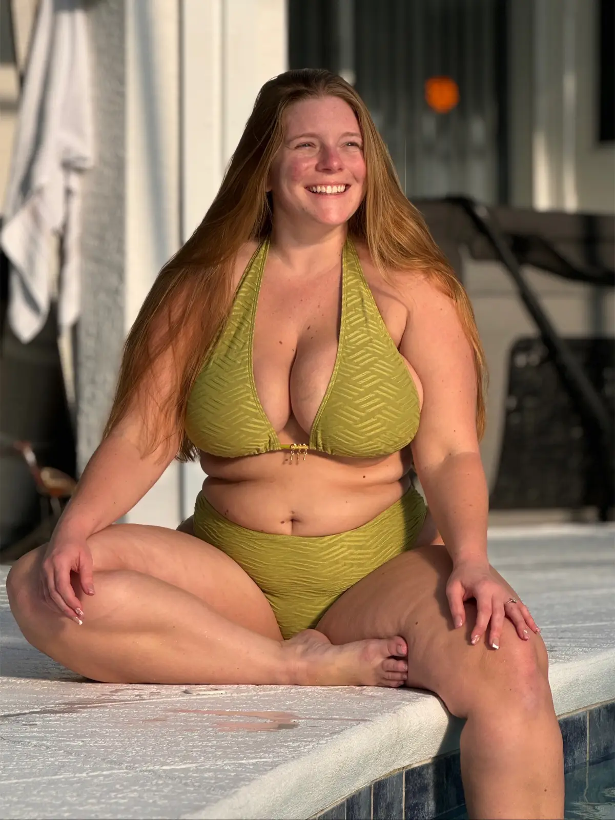 Yeah, my tummy rolls when I sit too 🤷‍♀️ but im still gunna have fun in a bikini 🤩👙✨  You’re beautiful at every stage 💛 Love it, embrace it 🥰 ##curvy##confidence##confidentwomen##Summer##pool##women##happy