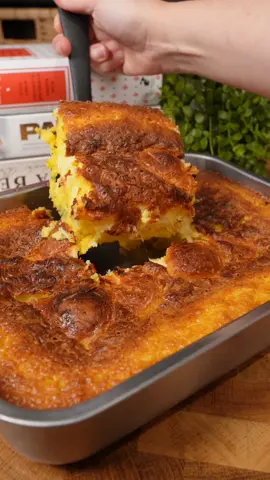 O bolo de milho mais gostoso dessa vida! 😍🌽 Siga @anazambrin para mais receitas ❤️ Eu amo bolo de milho, sempre gostei, mas essa receita é a melhor que eu já fiz na vida, ficou muito delicioso! Fofinho, cremoso, delicioso!! 😋 Receitinha muito fácil!!  3 ovos 1 lata de milho - 170g 🌽 *Medir os ingredientes na lata de milho 1 lata de leite  1 lata de açúcar ½ lata de óleo  ¾ xícara de fubá 1 colher sopa de fermento  150g de queijo (usei 100g mussarela e 50g parmesão, pode usar meia cura também ou outro da sua preferência 🤤)  *Forma 25×20 * Forno 180°C por 50min a 1h  #receita #bolodemilho #bolosemgluten #bolosemtrigo #semfarinhadetrigo #bolosemfarinha #semgluten #bolofofinho #bolocremoso #bolodemilhocremoso #bolodemilhocomqueijo #bolo #bolonoliquidificador 