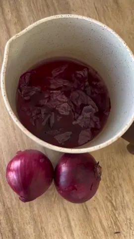 🌿 Receita com Cebola Roxa 🌿 A cebola roxa é rica em antioxidantes, como a quercetina, e possui propriedades que ajudam a regular os níveis de açúcar no sangue, tornando-se uma aliada natural no controle do diabetes. Ingredientes: 1 cebola roxa média 1 litro de água Suco de 1 limão (opcional) Mel a gosto (opcional) Modo de Preparo: Preparar a Cebola: Descasque a cebola roxa e corte-a em rodelas finas ou pequenos pedaços. Infusão: Em uma panela, ferva 1 litro de água. Após fervura, adicione a cebola roxa e deixe em infusão por cerca de 10 minutos com a panela tampada. Coar: Coe a infusão para remover os pedaços de cebola. Adicionar Limão e Mel (opcional): Se desejar, adicione o suco de limão para um sabor cítrico e mel a gosto para adoçar. Modo de Usar: Consumo Diário: Beba um copo da infusão de cebola roxa duas vezes ao dia, preferencialmente em jejum e antes de dormir. Benefícios: Controle do Diabetes: A cebola roxa ajuda a regular os níveis de glicose no sangue, auxiliando no controle do diabetes. Propriedades Antioxidantes: Rica em quercetina, a cebola roxa combate os radicais livres e reduz a inflamação. Melhora a Circulação: A infusão de cebola roxa pode ajudar a melhorar a circulação sanguínea, contribuindo para a saúde cardiovascular. Fortalece o Sistema Imunológico: Seus nutrientes fortalecem o sistema imunológico, ajudando a prevenir doenças. Como Usar: Tratamento Regular: Consuma a infusão diariamente como parte de uma rotina de controle do diabetes, acompanhada de uma dieta balanceada. Aproveite os benefícios da cebola roxa e incorpore este simples remédio natural à sua rotina! 🌿✨ #CebolaRoxa #Diabetes #SaúdeNatural #ControleDoDiabetes #Antioxidantes #ReceitaNatural #VidaSaudável #DicasDeSaúde