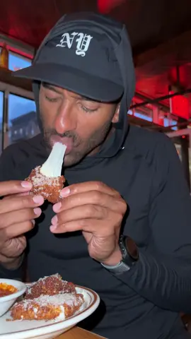 your New York City eating guide: for cheese burger cravings 🍔🍟 . everything we ordered at The Lions Bar 🦁 . 🥗CAESAR SALAD $16 👨🏾‍🍳🥔LIONS BAKED POTATO $12 (CHEDDAR GRATIN, EGG YOLK, SCALLIONS, CRÈME) 🧀🥫FRIED MOZZARELLA $14 (MARINARA SAUCE) 🍔HAMBURGER $19 (DRY AGED BLEND...HOUSE GROUND DAILY AMERICAN CHEESE, GRILLED ONION)  🍟FRENCH FRIES $4