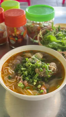 Sáng nay ăn bún bò nha, còn mai ai ăn gì lên lịch dùm nàoooo!!! 
