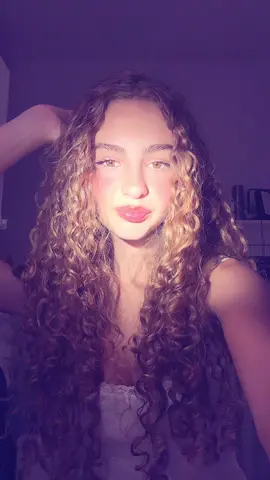 👩🏼‍🦱👩🏼‍🦱