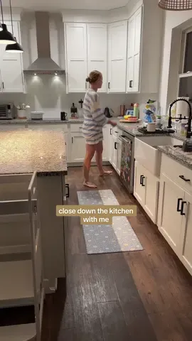 do you have a busy week? we do & it always feels so good to start the week with a clean kitchen 🥹 hope you all had the best weekend 🫶🏼 #sahm #momlife #MomsofTikTok #sundayreset #cleaningmotivation #cleaningasmr 