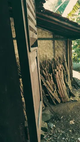 Suasana dapur di rumah eyang dengan vibes zaman dulu 🥹 ✨ #kenangan #zamandulu #kangenmasalalu #kangenmasakecil #jawatengah #banyumas #rindukitadulu #fyp #vibesjamandulu #soundjadul 