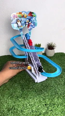 comel je tgok dia naik tangga tu😂 #fyp #mainanpenguinseluncur 