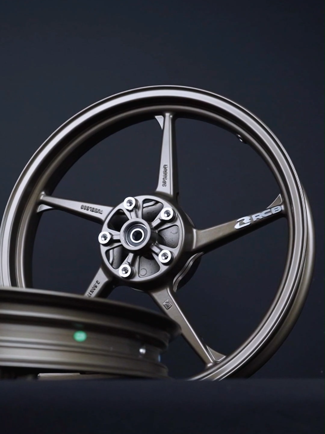 !! SP500 JUGA HADIR BUAT KALIAN PENGGUNA MOTOR BEBEK !! EKSKLUSIF BUAT KALIAN USER MX KING / Y16ZR!! Sudah hadir SP500 yang tersedia UK. F-185*17 R-250*17, dengan Finishing t6 heat treatment dengan teknologi hollow tech siap membuat pengalaman berkendaramu stabil & Lebih Percaya Diri. SP500 sudah menjadi Official Technical Partner untuk Petronas CubPrix Championship & Asia Road racing Championship membuat SP500 terbukti akan kualitas yang juara! Nantikan Produk Originalnya Di toko Aksesoris Motor Terdekat Dikota Kalian! #RCB  #rcb  #rcbindonesia  #rcb_official_indonesia  #sp500  #pakaircblebihpercayadiri