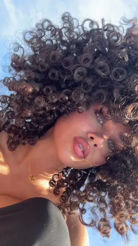 🌞 @Romy Xsara #curls #curlyhair #fyp #viral #foryoupage #foryou #greeneyes #hair #bighair #voorjou 