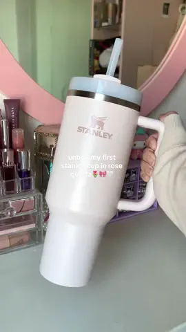 my first stanley cup🤍🎀 #unboxing #StanleyCup #stanley #unboxingasmr #stanleytumbler #aesthetic #fyp #stanleyrosequartz #40ozstanley 