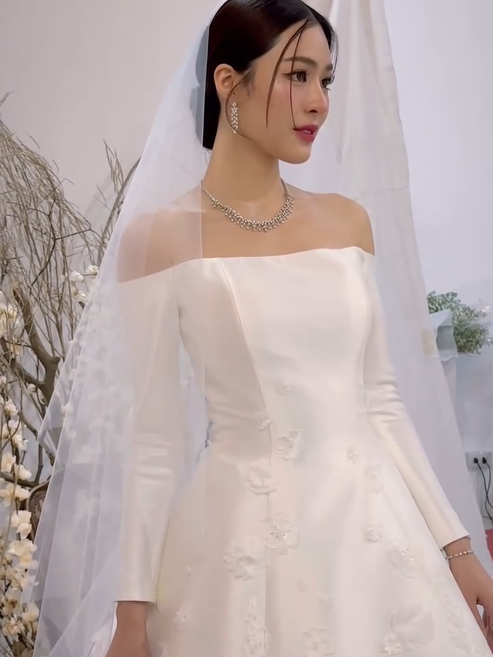 👰‍♀️🕊️𝐌𝐢𝐧𝐢𝐦𝐚𝐥 𝐂𝐡𝐢𝐜 𝐁𝐫𝐢𝐝𝐚𝐥 𝐍𝐞𝐰 𝐂𝐨𝐥𝐥𝐞𝐜𝐭𝐢𝐨𝐧 𝟐𝟎𝟐𝟓 ༒ 𝐋𝐢𝐧𝐠𝐥𝐢𝐧𝐠 𝐊𝐰𝐨𝐧𝐠 Model | @linglingkwong Make up | @yolikoko_ Hair Stylist | @zam_zambe @for.fluk_ Wedding Dress | @moniqueweddingbkk Magazine | @bridemagazine_official . #MONIQUEWeddingbkk — Contact Us & Make an Appointment — Line@ : @moniquewedding LineOfficial : http://bit.ly/MoniqueWedding Tel : 02-108-7800 , 080-279-7800 . #MONIQUEWeddingbkk #newcollection #weddingdress #marry #weddingdress #bridetobe #weddingdressmaker #wedding #weddingstudio #ชุดเเต่งงาน #ชุดเจ้าสาวสวยๆ #ชุดเจ้าสาว #ชุดฉลองพิธีมงคลสมรส #ชุดเจ้าสาวบอลกาวน์ #ชุดเเต่งงานเจ้าหญิง #ชุดเจ้าสาวมินิมอล #ตึกใหม่เวดดิ้ง6ดาวหรูหราในกรุงเทพฯ #TheSecretofUs #linglingkwong #linglingsirilak #หลิงหลิงศิริลักษณ์ #ใจซ่อนรัก #หลิงหลิง #หลิงหลิงคอง #หลิงออม