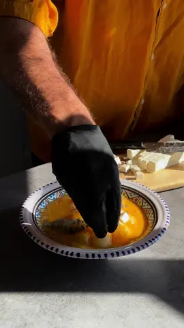 Gaspacho de melon 🍈 #gaspacho #melon #spain #recettefacile #recettesimple #yellow  Ingrédients : 👨🏻‍🍳 Pour le gaspacho : 	•	1 melon jaune 	•	2 poivrons jaunes 	•	2 poivrons oranges 	•	3 tomates cœur de bœuf jaunes 	•	1 gousse d’ail 	•	2 cuillères à soupe de vinaigre de cidre 	•	4 cuillères à soupe d’huile d’olive 	•	Sel et poivre Pour le topping : 	•	100 g de fêta émiettée 	•	2 fruits de la passion