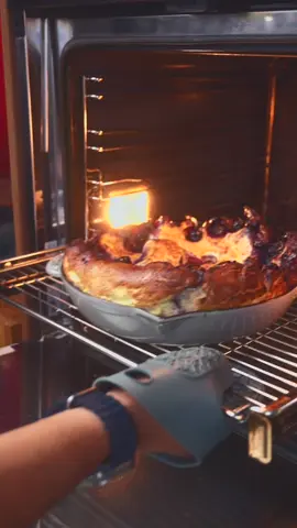 ‏Blueberry Baby dutch pancake اهم شي في الوصفة دي انكم تسخنو الفرن على حرارة ٢٢٠ وتحطو الطاوة الي فيها الزبدة وتخلوها الين تسير جدا ساخنة والزبدة تبدا تطلع فقاقيع ننزل الخليط فوقها ونطبخها لمدة ٢٠-٢٥ دقيقة المقادير: نص كوب دقيق ٣ بيضات نص كوب حليب  ملعقة سكر ملعقة صغيرك فانيلا رشة ملح قشر الليمون زبدة  توت ازرق 