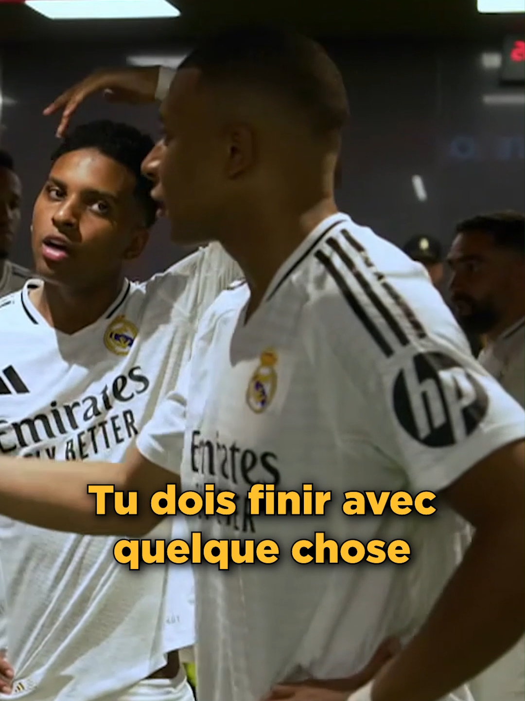 💬 Quand Bellingham et Mbappé discutent tactique à la mi-temps ! #football #laliga #realmadrid #bellingham #mbappe #beinsports #sportstiktoks