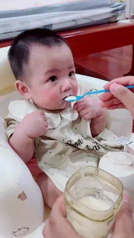 Cíuuu em các mom ơi , nhỏ 6m+ rùi mà đút bột không chịu ăn, cứ nhè tèm lem vậy á . Tập đầu vất vả quá 🥲 các mommm đi trước có cách nào cho con tập ăn dặm hợp tác hơn không ạ  #embedangyeu #andamcungbe #embe 