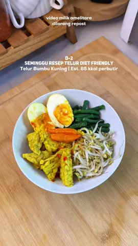 D-2 Series Seminggu Resep Telur Diet Friendly. Kali ini resep yang terinspirasi dari menu dietnya @thedoctordiet ✨ Bahan: 5 butir telur rebus 1 lembar daun salam Secukupnya garam 1 sdm gula Bumbu halus : 1 ruas kunyit (aku pake yg bubuk) 3 butir kemiri (aku ganti pake fiber creme) 3 siung bawang putih 5 siung bawang merah Cabe keriting/ merah sesuai selera (jika ingin pedas bisa ditambah sesuai selera) Sayurannya dimasak bareng juga enak kayanya🤤 #menudiet #makanandiet #resepdiet #diet 
