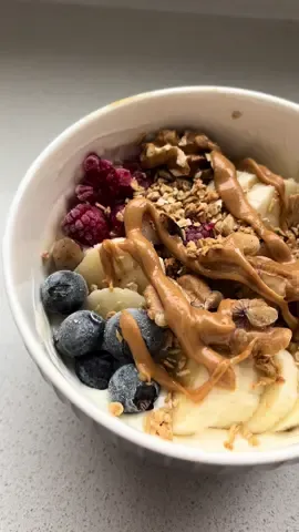 Desayuno que resuelve :) Rrrrapido, rico y perfecto post entreno 🫶🏻 #recetas #nutricionista #salud #yogur #proteina #recetasaludable #recetasfaciles #desayuno #merienda #fit #salud #saludable #frutas 