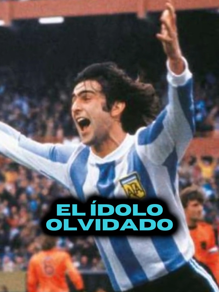 Mario Alberto Kempes, El Ídolo Olvidado, #DePerfil 🔝🥹 🏆 Como Leo en Qatar y el Diego en México, El Matador fue héroe y figura en el Mundial de 1978 conseguido por la Selección Argentina de Menotti marcando seis goles, dos en la final ante Holanda. 🇪🇸 Surgió de Instituto, pasó por Rosario Central y River, y es una leyenda del Valencia de España. ¿Creés que es valorado como se lo merece? ¿Se sienta en la mesa de Messi y Maradona? 🤔🇦🇷 🎙️ @gonzaalabriola  📽️ @giangarbo_  . . . . . . . . . . . . . . . . . . #Kempes #SeleccionArgentina #Futbol #FutbolArgentino #Mundial #Valencia #River #Argentina narracion edit skills mejores jugadas highlights estadio zamba real madrid copa del rey despedida atajando un gol con la mano polonia pensamientos airbag