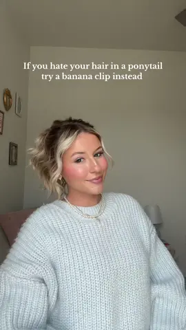 Banana clip girly for ever!! I don’t love my short and fine hair in a ponytail but the banana clip gives you that same look but makes it longer and fuller!! #hairhacks #shorthairstyles #hairstyleideas #bananaclip #shorthair #finehair 