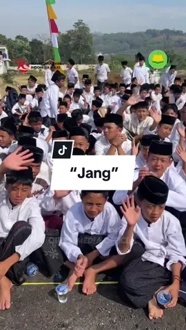 Persembahan dari Paduan Suara pada acara HUT RI KE-79 membawakan lagu dari Provinsi Jawa Barat ( Lagu Sunda Hits Ciptaan Oon ) yang berjudul “JANG” Yang di bawakan oleh Perwakilan Santri (Mts-MA-SMK-TAKHOSUS) PP. Al-Qur’an Qiroatussab’ah Kudang #hutri79 #santrikudang #santriakang #pesantrenkudang #fyp #paduansuara #jang #lagusunda 