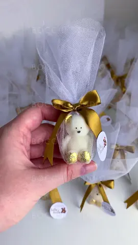 Chá revelação com nossos mini urso de lembrancinhas 🧸 Personalizamos nossas velas aromáticas para qualquer tema e ocasião. ✨ - Valor da vela personalizada conforme o vídeo: R$10,95 a unidade.  - Temos opções de lembrancinhas a partir de R$5,50 a unidade.  - Pedido mínimo de 10 unidades.  - Opções com ceras 100% vegetal e essência premium.  - Disponível em 8 aromas.  - Personalizamos a tag no tema e ocasião de sua preferência.  - Prazo de produção de 10 a 15 dias úteis. - Envio para todo o Brasil.  - Valores informados válido por tempo limitado.  - Encomende através do nosso site ou WhatsApp (link na bio).  #casamento #lembrancinhas #astesa #audioemalta #empreender #artesanato #artesanal #feitoamao #personalizados #velaaeomatica #explorar #ecommerce #candle #business #lembrancinhaspersonalizadas #personalizacao #festas #eventos #brindes #mimos #urso #infantil #chadebebeursinho #chadebebe #velasdelembrancinha #bocchistudio #lembrancinhapersonalizada #personalizadosdeluxo #luxo #lembrancinhadeluxo