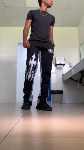 Outfit Completo disponible‼️#CapCut #outfitideas #calmfit #cargopants #sneakers #kicksonfire #newbalance9060 #allblackoutfit #fyp 