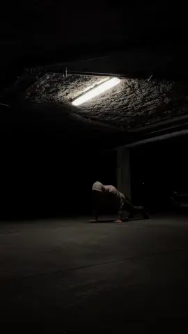 Late night pushups #motivation #night #training #pushups #dark #darkvibes #mondset #lonely #dicipline #alone #mindset 