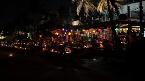 #mar #lugarfeliz #playa #playadelcarmen #cervezaenlaplaya #noche #bar 