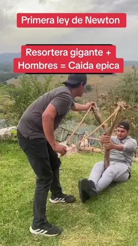 Sí juntas a dos hombres, una resortera gigante y mucho tiempo libre te da uno de los videos más graciosos del año. #Caida #risa #gracioso #viral #fyp #noticiasdemexico 