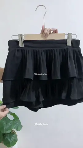 Ruffles skort 🖤 #skort #miniskirt #miniskort #TikTokFashion #tiktokviral #trending 