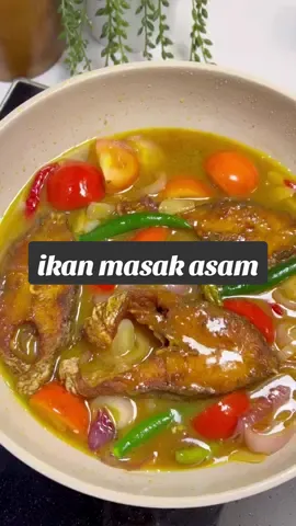 MASAK ASAM  ada lebihan ikan kaci semalam arini buat masak asam pulak.. lauk berhantu.. layan lak time hujan2 ni kan.. BAHAN : 👉3 keping ikan kaci 👉1 biji bawamg besar 👉3 ulas bawang putih 👉1 inci halia 👉8 biji cili api 👉1 sdb asamjawa bancuh dgn  semangkuk air 👉sedikit gula dan garam 👉2 biji tomato 👩‍🍳cara2 memasak lihat di video  #menu #resepi #resepisedap #resepimudah #ikan #masakikan #ikanmasakasam