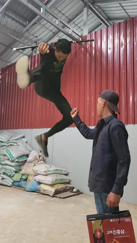 បុរសកណ្ដាប់ដៃដែក👊😅 Sonic vs Siatama (copy version) #ទឹកយុិនសុិនម៉ាក់អ៊ីអ៊ី #EEW9 #daveardito #bounisaiy #edit #anime #funny 