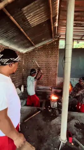 Seni Tempa lipat Keris  #kerispusakaindonesia #kerispuskasepuh #kerispusakanusantara #jawapride #budaya #budayajawa #budayaindonesia #jogja #jogja24jam #solo #keris #fyp #museumkerisjogja #museumkerisskm #besalenkerisjogja #sanggarkerismataram 