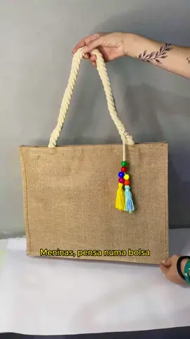 Conheça a nossa bolsa de praia em palha trançada de Juta! Perfeita para dias de praia, com forro impermeável interno e alças resistentes em corda. Garanta já a sua! #fyp #bolsa #juta #palha #viagem #praia
