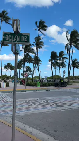 Ocean Drive 🇺🇸✨ #miami #florida #usa #miamibeach #southbeach #oceandrive #miamilife #beach #travel #traveltiktok #PlacesToVisit #thingstodo #mustsee #foryoupage #fyp #trending 