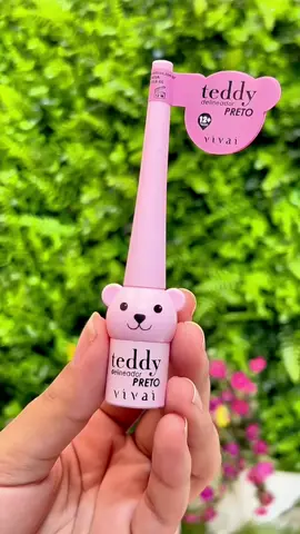Delineador líquido Teddy 🧸 O delineador perfeito pra você que tem medo de fazer o famoso delineado gatinho 🐱, ele te entrega precisão e resistência, além de ser um item super lindo.  E o melhor disso tudo, apenas R$10,00 aqui na Efeito Make. A sua loja de preço fixo. ✨🩷 #maquiagemfofa #maquiagem #makeup #maquiagemtiktok #tutorialdemaquiagem #makeuptutorial #maquiagemprofissional #maquiagemdemilhoes #maquiagemmodelo #maquiadaemcasa 