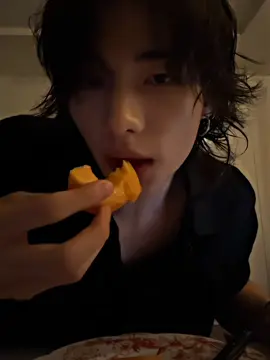 I swear anything this man does is attractive 🫠 #hyunjin #straykids #hyunjinlive #hyunjininstagramlive #kpopfyp  #hyunjinlips #hyunjinpeach #hyunjinattractive #hyunjineating 